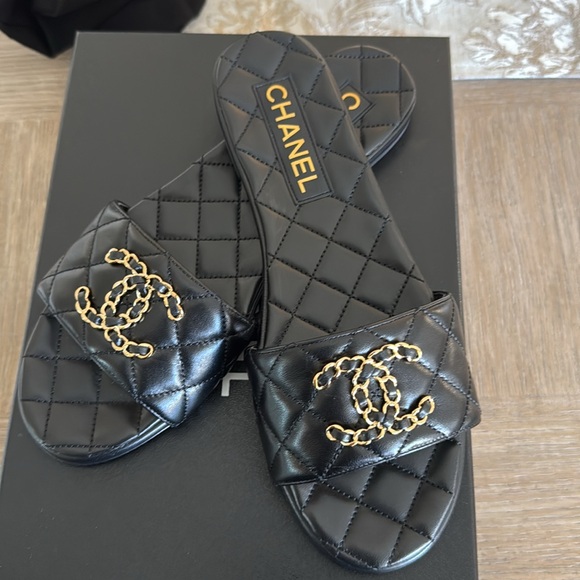 CHANEL CC LOGO BLACK QUILTED LEATHER FLAT SHOES SLIDES MULES SANDALS size 38.5 - Picture 7 of 7
